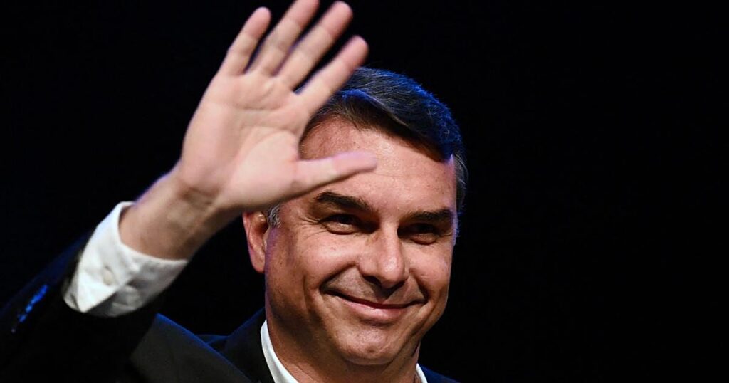 Flávio Bolsonaro viaja a Ecuador antes de ir a EE.UU. tras huir de Brasil a través de la frontera argentina