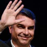 Flávio Bolsonaro viaja a Ecuador antes de ir a EE.UU. tras huir de Brasil a través de la frontera argentina