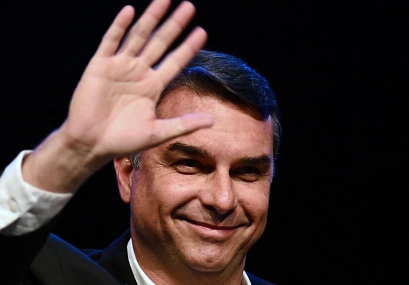 Flávio Bolsonaro viaja a Ecuador antes de ir a EE.UU. tras huir de Brasil a través de la frontera argentina