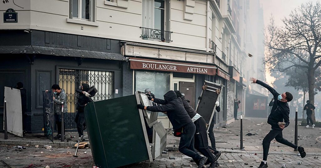 Francia contiene los disturbios en el tercer acto de las protestas, con 300 detenidos