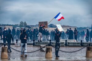 Francia eleva a 142 la cifra de detenidos en París durante las protestas del sábado