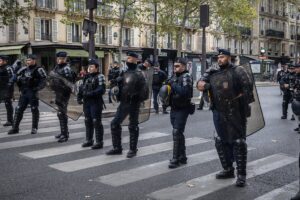Francia refuerza la seguridad ante una nueva jornada de protestas con prohibiciones y cambios de recorrido