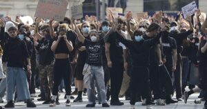 Francia suspende las clases hasta final de semana ante las protestas estudiantiles masivas