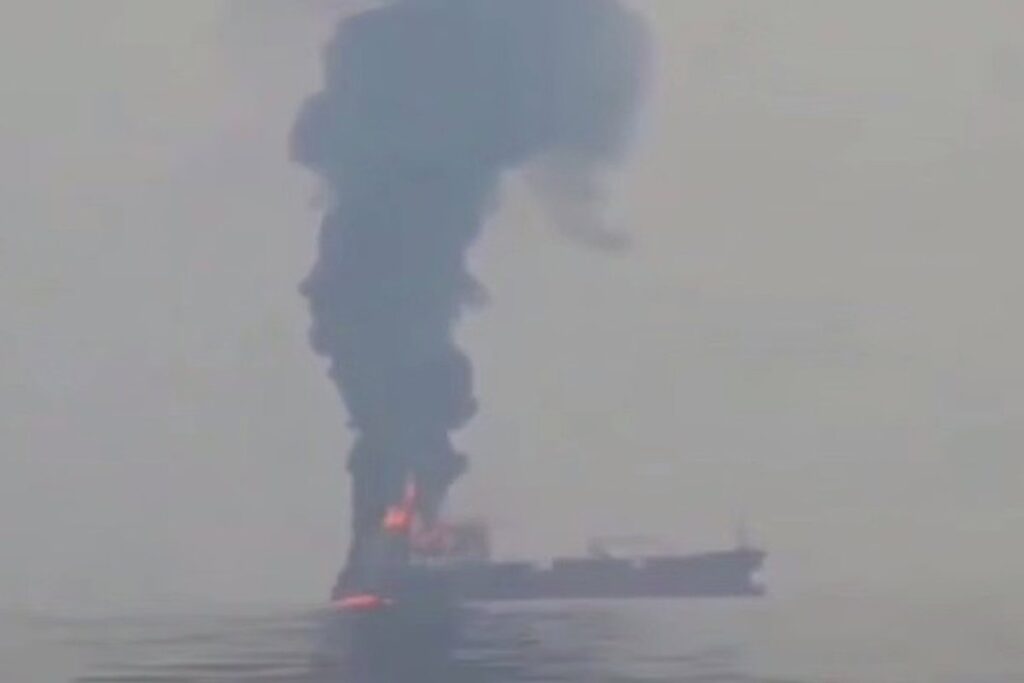 Irán informa de una nueva explosión en un petrolero incendiados tras el impacto con una mina en Ormuz