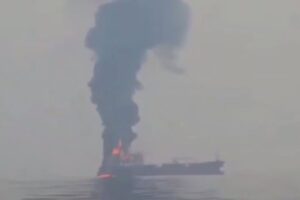 Irán informa de una nueva explosión en un petrolero incendiados tras el impacto con una mina en Ormuz