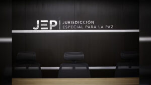 JEP imputa crímenes de guerra y de lesa humanidad a nueve exjefes de las Farc