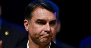 La Policía de Brasil investiga si Flávio Bolsonaro salió del país para dirigirse a EEUU tras la retirada de su pasaporte