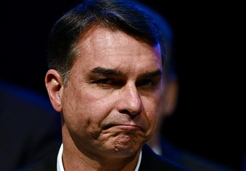 La Policía de Brasil investiga si Flávio Bolsonaro salió del país para dirigirse a EEUU tras la retirada de su pasaporte