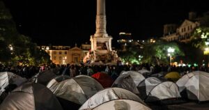 La Policía desaloja de madrugada a los manifestantes por la vivienda en Lisboa