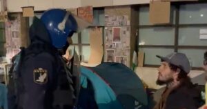 La Policía desaloja de madrugada la acampada por la vivienda en Oporto