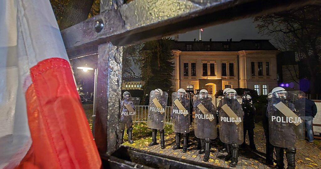 La Policía rodea el Constitucional de Polonia al enfrentarse el primer ministro y el presidente por sus miembros