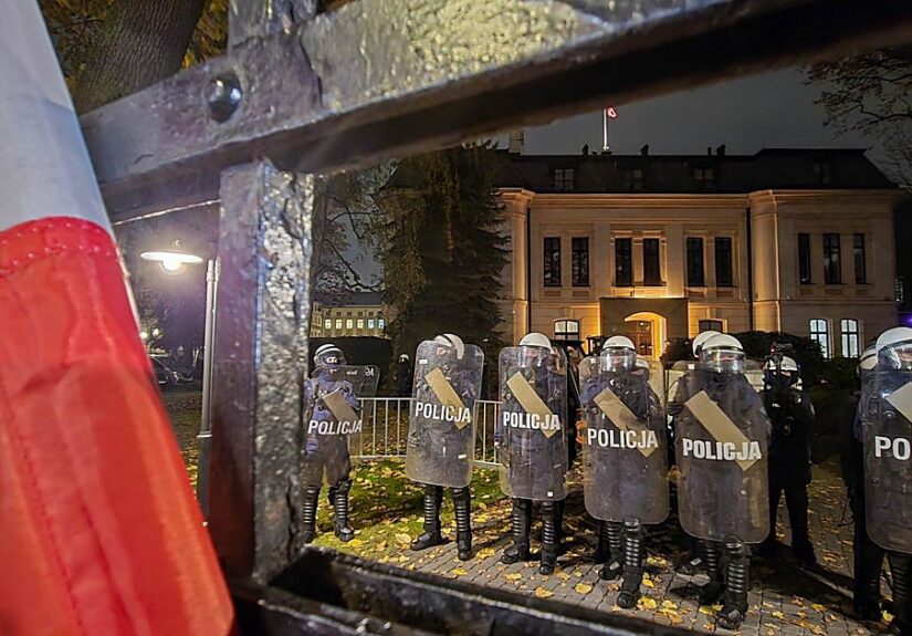La Policía rodea el Constitucional de Polonia al enfrentarse el primer ministro y el presidente por sus miembros