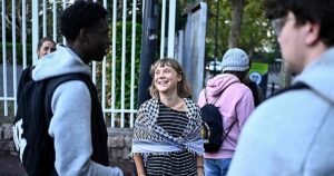 La activista Greta Thunberg se suma a las protestas estudiantiles en Francia
