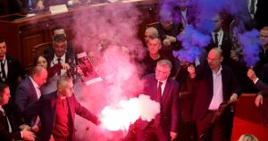 La oposición del euroescéptico Sali Berisha asalta el Parlamento albanés con bengalas y botes de humo