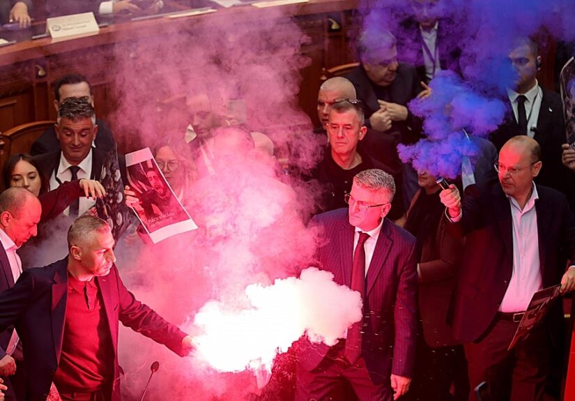 La oposición del euroescéptico Sali Berisha asalta el Parlamento albanés con bengalas y botes de humo