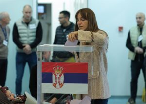 La participación en Serbia supera el 45% a mediodía en medio de denuncias de irregularidades electorales