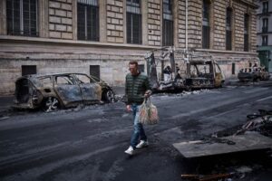 La prefectura de París prolonga hasta el lunes el toque de queda en zonas del centro de la capital