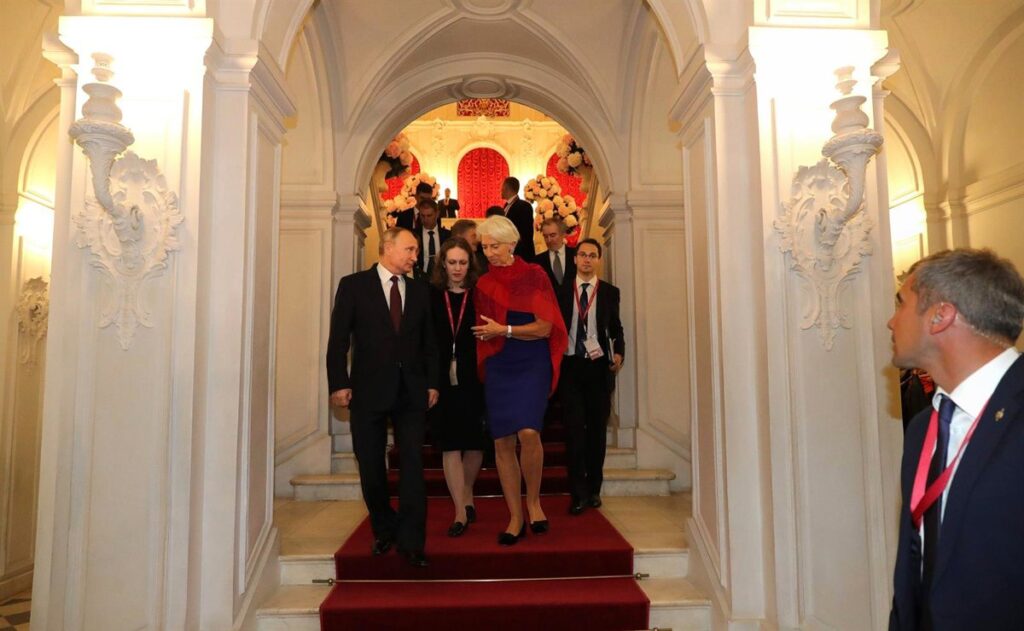Lagarde insta a Putin a apostar por la paz para favorecer la prosperidad económica