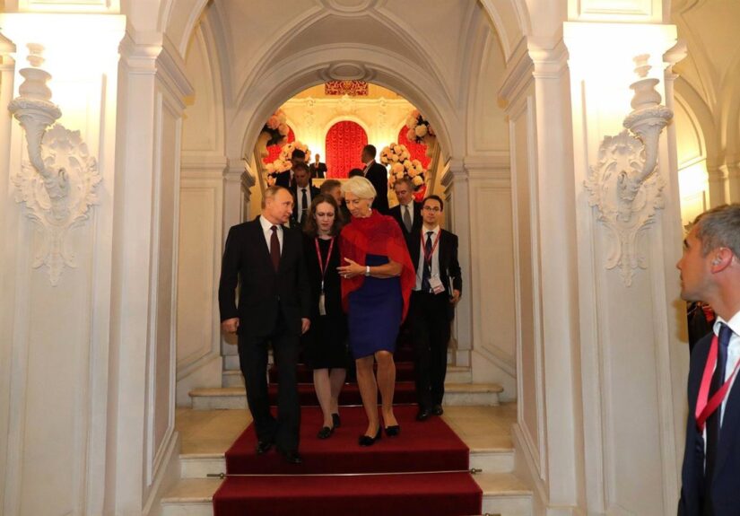 Lagarde insta a Putin a apostar por la paz para favorecer la prosperidad económica