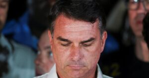 Las causas penales que han provocado la huida de Flávio Bolsonaro de Brasil tras perder las elecciones