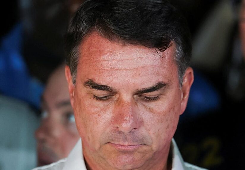 Las causas penales que han provocado la huida de Flávio Bolsonaro de Brasil tras perder las elecciones