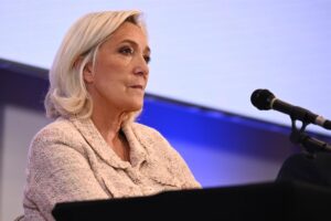 Le Pen promete un «renacimiento» para Francia en un acto de precampaña en Orleáns