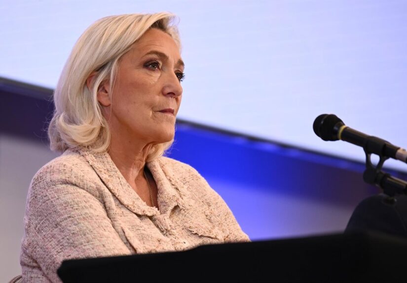 Le Pen promete un «renacimiento» para Francia en un acto de precampaña en Orleáns