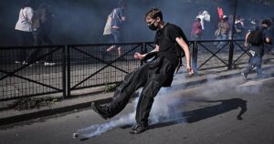 Le explota la mano a un menor al coger una granada de la Policía durante las protestas estudiantiles en Francia