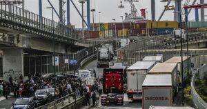 Los camioneros levantan el bloqueo en las carreteras del sur de Italia por el alza de combustibles tras el decreto de ayudas anunciado por Meloni