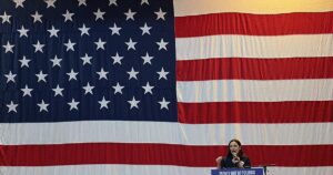Los demócratas entierran de momento el hacha de guerra ‘woke’ para ganarle a Trump