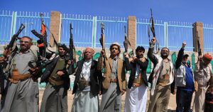 Los hutíes intensifican su ofensiva y bombardean el palacio presidencial de Yemen