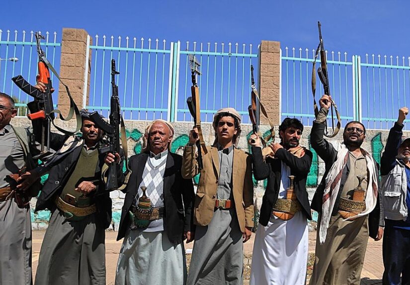 Los hutíes intensifican su ofensiva y bombardean el palacio presidencial de Yemen