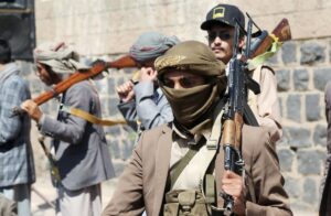 Los hutíes lanzan un gran ataque contra una base militar en el centro-sur de Yemen