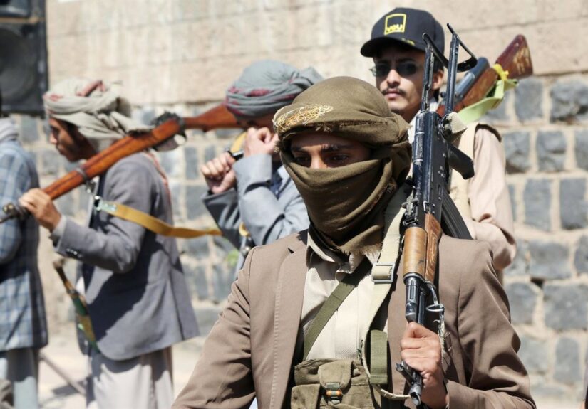 Los hutíes lanzan un gran ataque contra una base militar en el centro-sur de Yemen