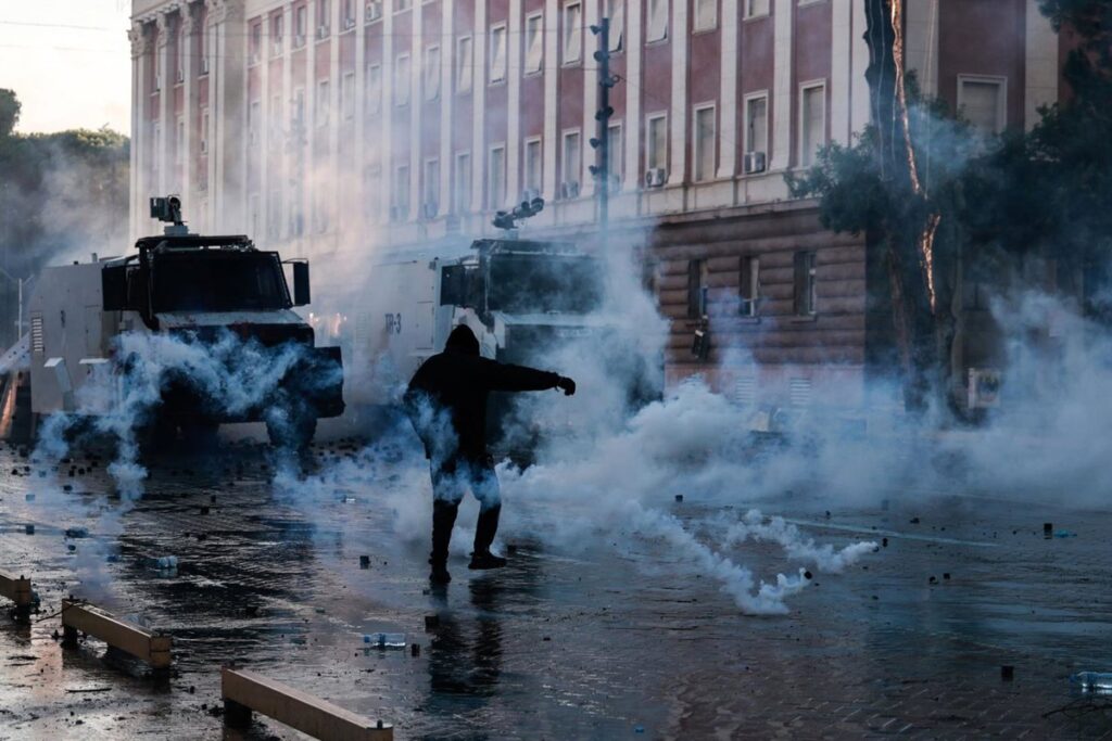 Los manifestantes incendian la sede del Supremo en el quinto día de disturbios en Albania