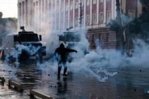 Los manifestantes incendian la sede del Supremo en el quinto día de disturbios en Albania