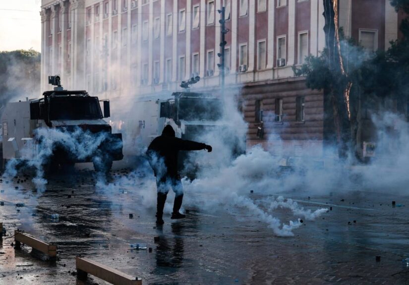 Los manifestantes incendian la sede del Supremo en el quinto día de disturbios en Albania