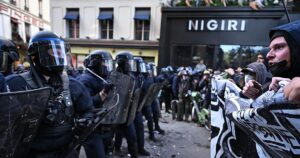 Los profesores franceses, entre la espada de las protestas y la pared del Gobierno