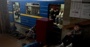 Los vecinos de Kiev se refugian en los andenes del metro en otra noche de intensos ataques rusos