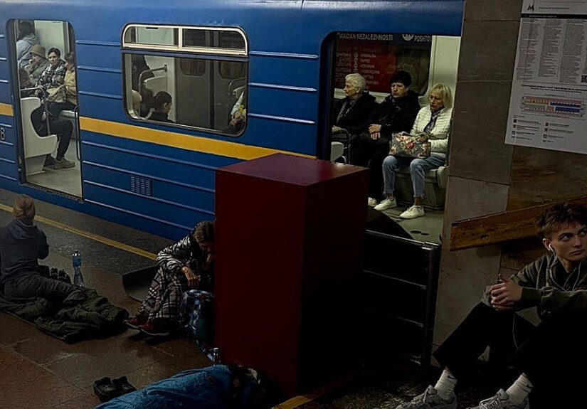 Los vecinos de Kiev se refugian en los andenes del metro en otra noche de intensos ataques rusos
