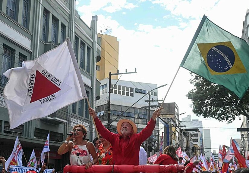 Lula recurre a un paquete billonario de medidas populistas y activa la calle para frenar a Flávio Bolsonaro