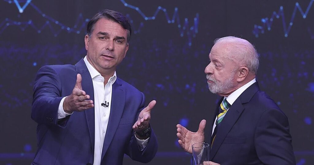 Lula y Flávio Bolsonaro chocan en el debate electoral en Brasil