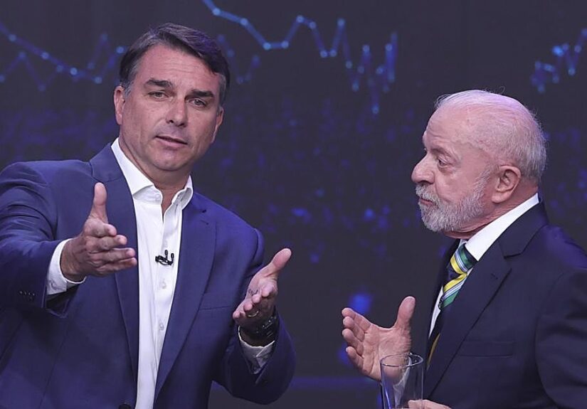 Lula y Flávio Bolsonaro chocan en el debate electoral en Brasil