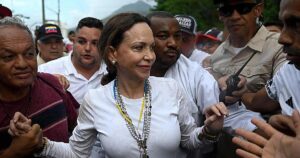 María Corina Machado visita la zona devastada de La Guaira por el doble terremoto