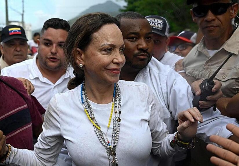 María Corina Machado visita la zona devastada de La Guaira por el doble terremoto