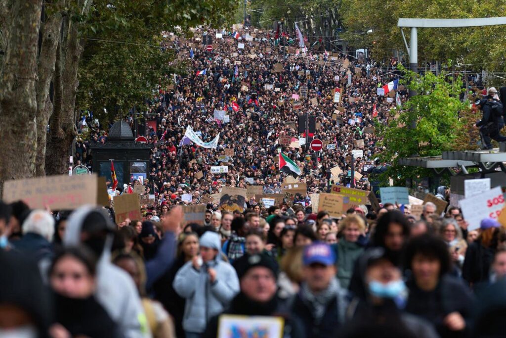 Más de 400.000 manifestantes salen a protestar en Francia en una jornada con menos disturbios