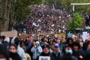 Más de 400.000 manifestantes salen a protestar en Francia en una jornada con menos disturbios