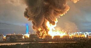 Más de un centenar de drones ucranianos provoCan un incendio en una terminal petrolera de San Petersburgo