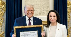 «Me entregó el Nobel, es muy agradable, pero nos está yendo bien»