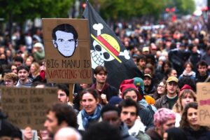Mélenchon emplaza a Macron a «ceder» porque de lo contrario «no le quedará más remedio que dimitir»